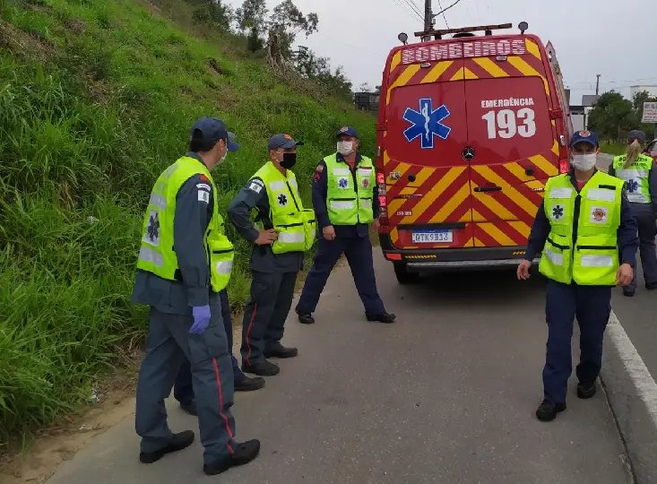 Colis&atilde;o entre carro e moto deixa homem com ferimentos