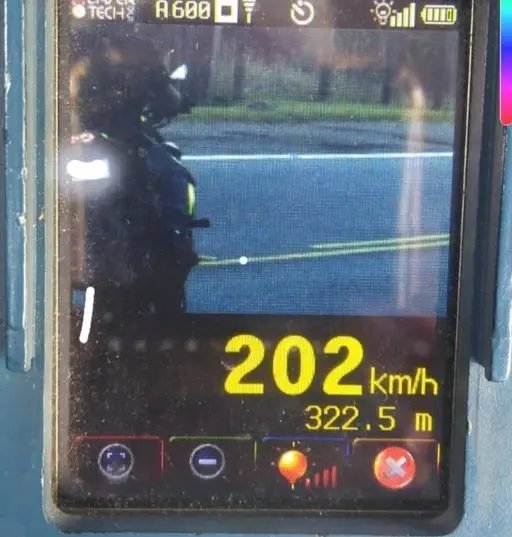Motociclista &eacute; flagrado a mais de 200 km/h, na SC-421