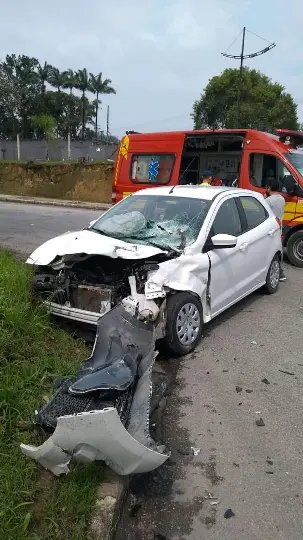Carro e caminh&atilde;o se chocam na beira rio, em Brusque