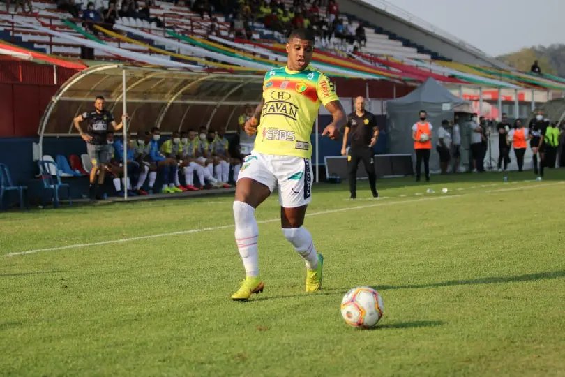 Brusque deixa a desejar na defesa: Confira o resumo do primeiro tempo