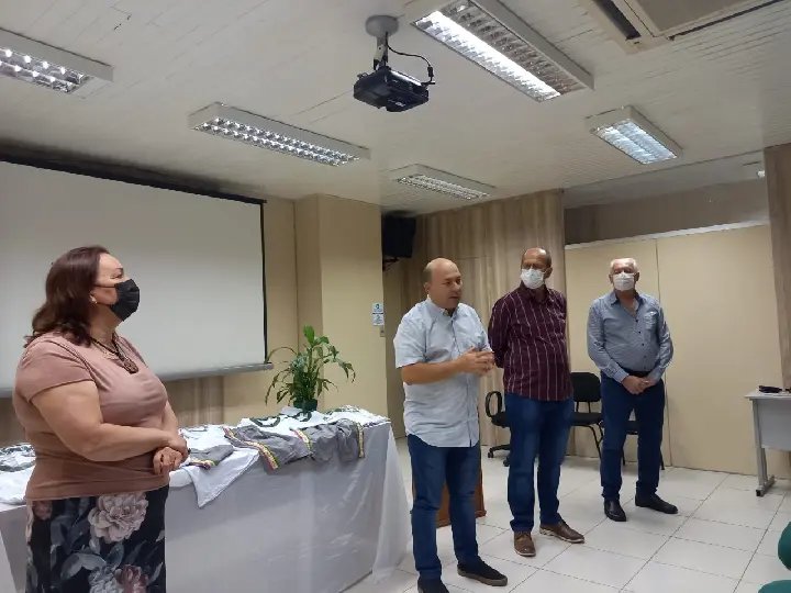 (V&iacute;deo) Prefeitura faz entrega simb&oacute;lica de uniformes de ver&atilde;o a estudantes da Rede Municipal de Ensino