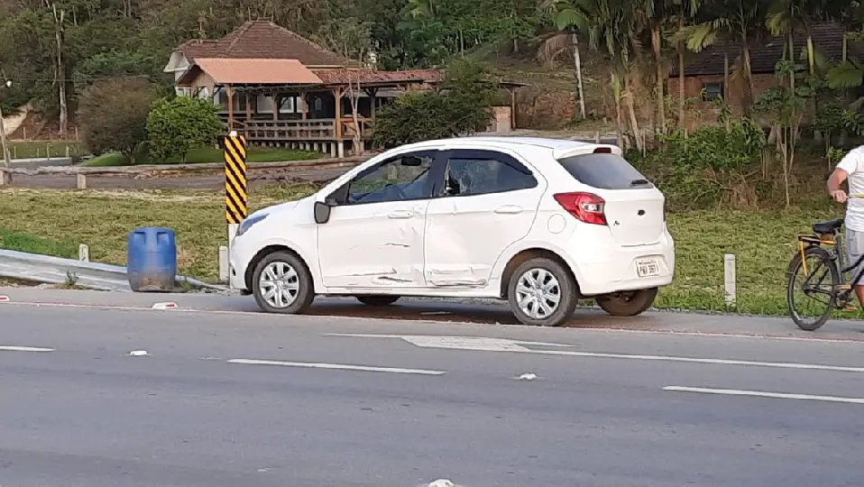 Carro e moto colidem no bairro Limoeiro