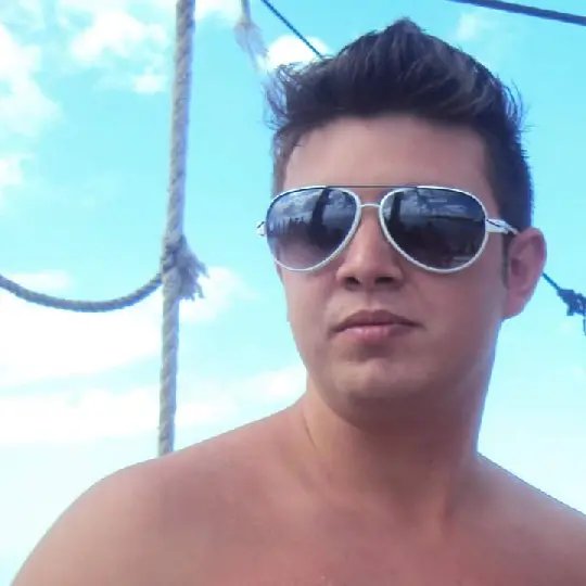 Homem bate contra caminh&atilde;o e morre