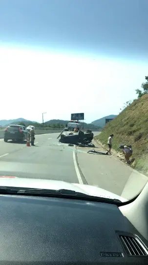Carro tomba ap&oacute;s acidente em Itaja&iacute;