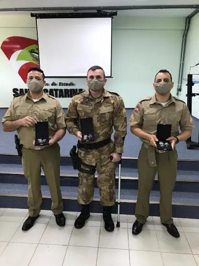 Policiais de Brusque s&atilde;o homenageados em Blumenau