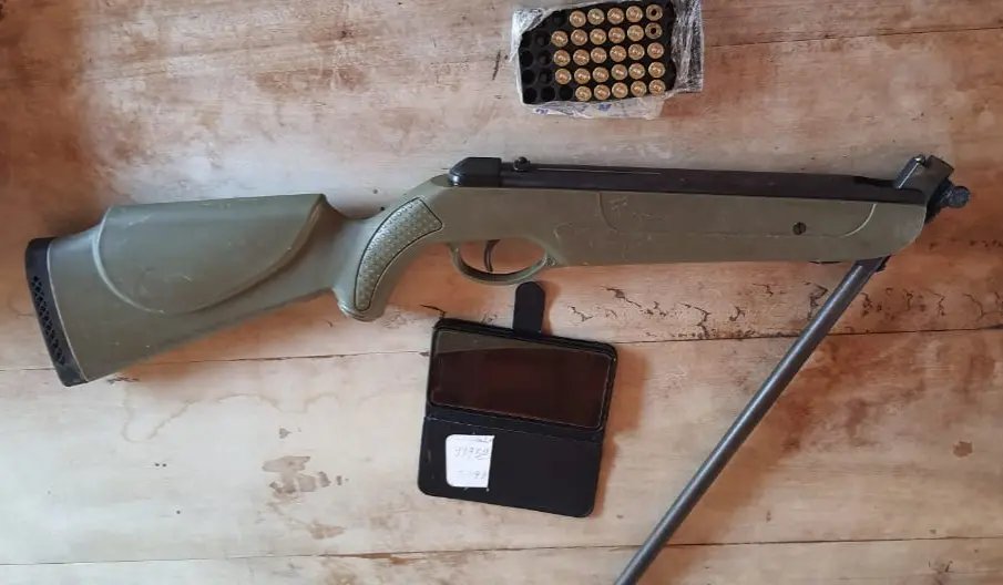 Ap&oacute;s barulho de tiros, pol&iacute;cia faz apreens&atilde;o de arma adulterada