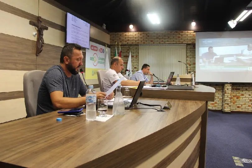 (V&Iacute;DEO) Obriga&ccedil;&atilde;o de hino e bandeira nas escolas gera atrito