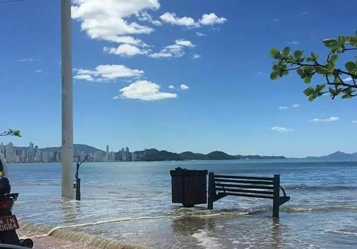 Maré alta provoca alagamentos