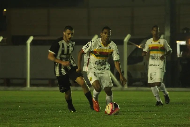 Brusque leva susto, mas vira e vence o Operário por 2 a 1