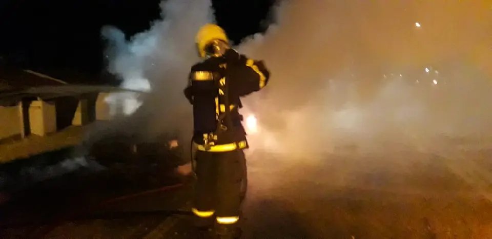 Inc&ecirc;ndio destroi carro na rodovia Ivo Silveira esta madrugada