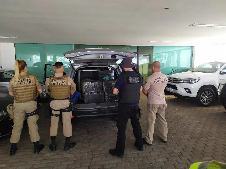 Pol&iacute;cia e Receita apreendem 335 quilos de pasta base de coca&iacute;na no Porto de Itaja&iacute;