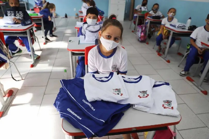 Prefeitura de Guabiruba distribui gratuitamente uniformes escolares para alunos