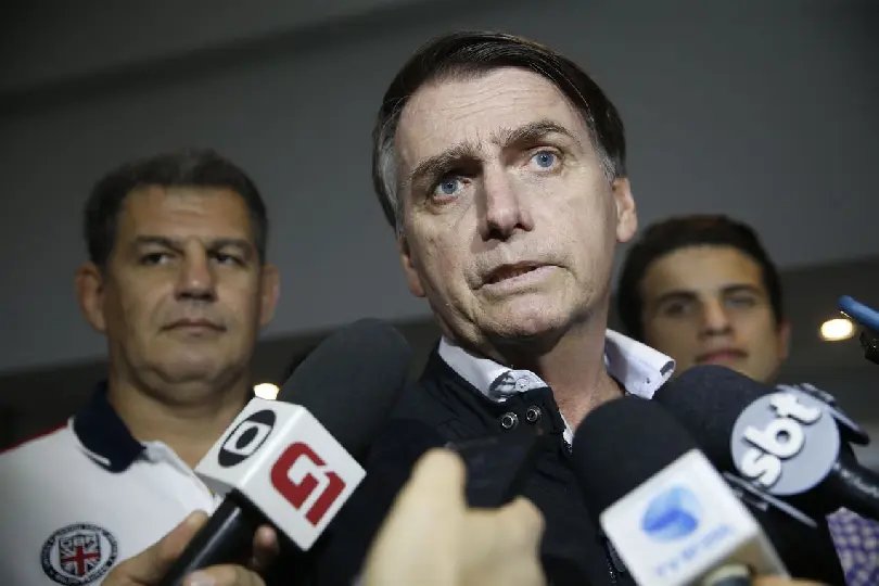 Bolsonaro e filhos reagem às denúncias de fake news
