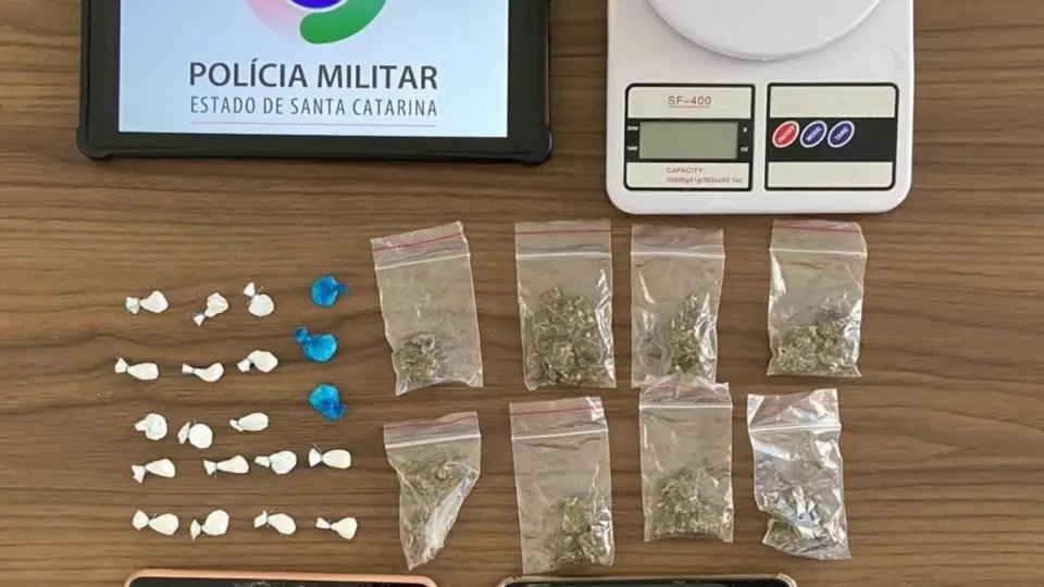 Coca&iacute;na e maconha s&atilde;o apreendidos em a&ccedil;&atilde;o contra o tr&aacute;fico de drogas, em Tijucas