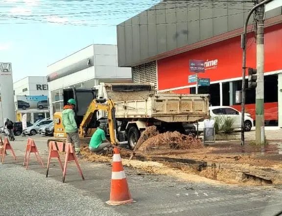 Rompimento de tubula&ccedil;&atilde;o gera interdi&ccedil;&atilde;o de trecho da avenida Otto Renaux