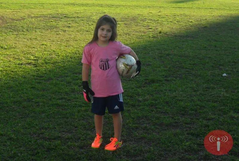 Clube abre escolinha de futebol feminino