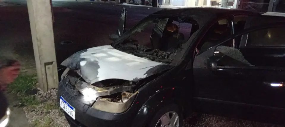 Carro &eacute; incendiado durante a madrugada, em Ilhota