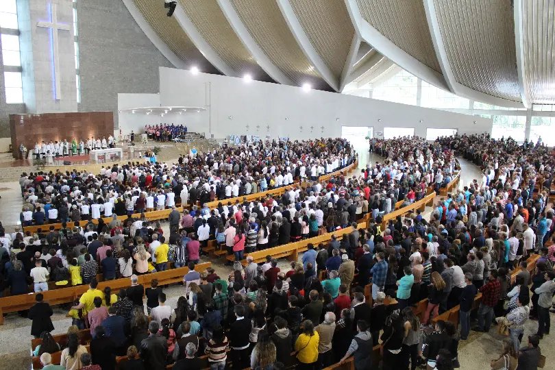 Milhares de devotos prestigiam o Terço Estadual dos Homens