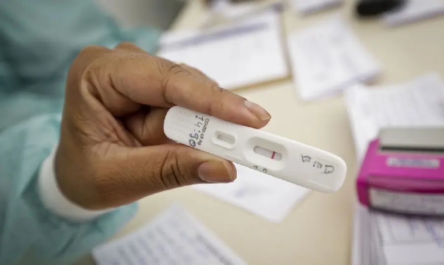 Casos de covid-19 chegam a 27,4 milh&otilde;es no Brasil