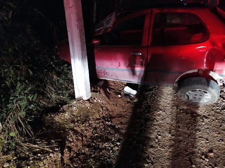 Carro colide contra poste
