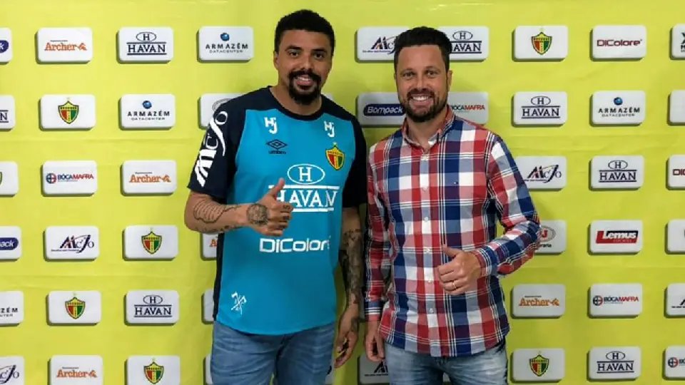 Goleiro e zagueiro acertam com o Brusque para o Estadual