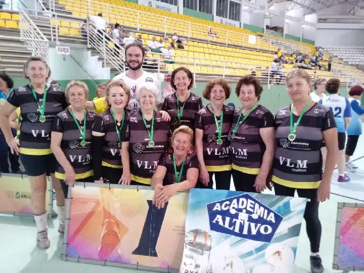 Etapa Estadual de Vôlei Adaptado reúne diversos idosos 