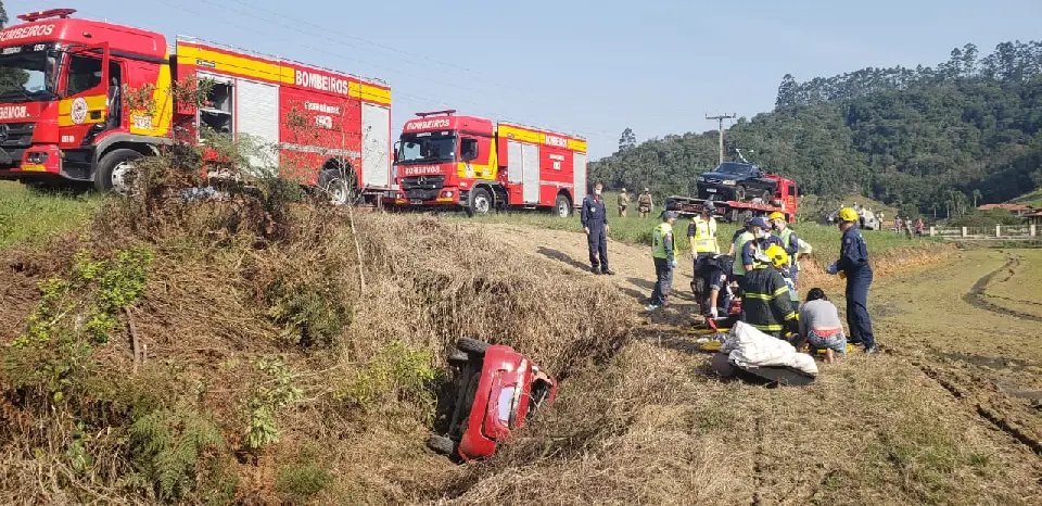 Carro sai da pista, fere cinco e deixa crian&ccedil;a em estado grave