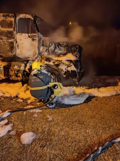 Caminh&atilde;o &eacute; destru&iacute;do em inc&ecirc;ndio durante a madrugada