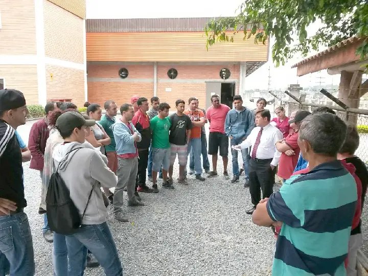 Empregados cruzam os braços por salários atrasados