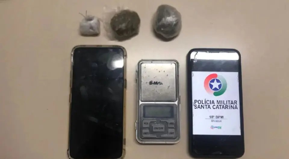 Motociclista &eacute; detido por tr&aacute;fico de drogas
