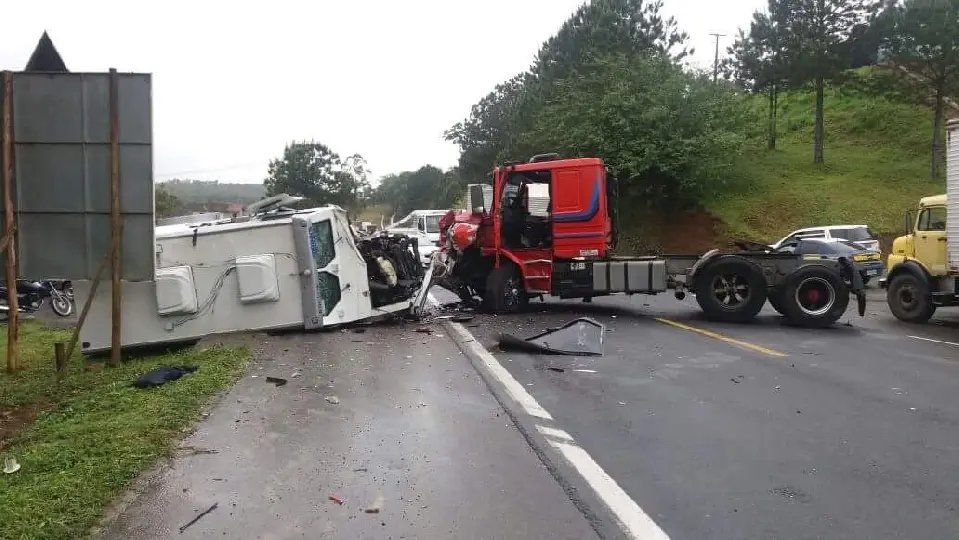 Assaltantes jogam caminhão contra carro forte, no norte do Estado