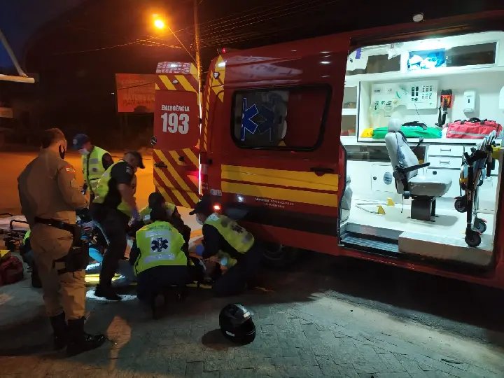 Motociclista de 23 anos fica ferido ao bater contra camioneta