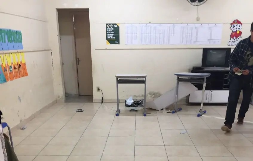 Eleitor destrói urna eletrônica com marreta em Morro da Fumaça (SC)