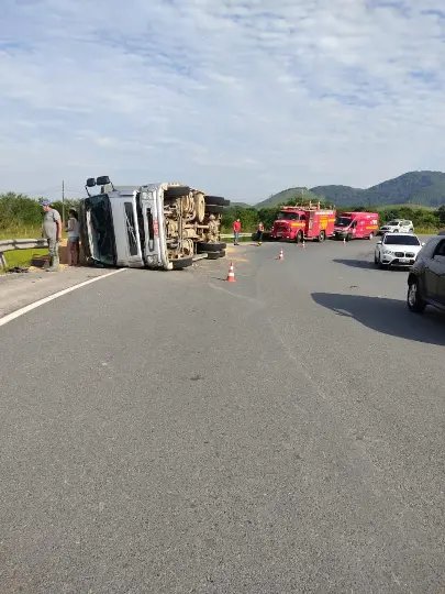Caminh&atilde;o carregado com arroz tomba pr&oacute;ximo da ponte de Ilhota