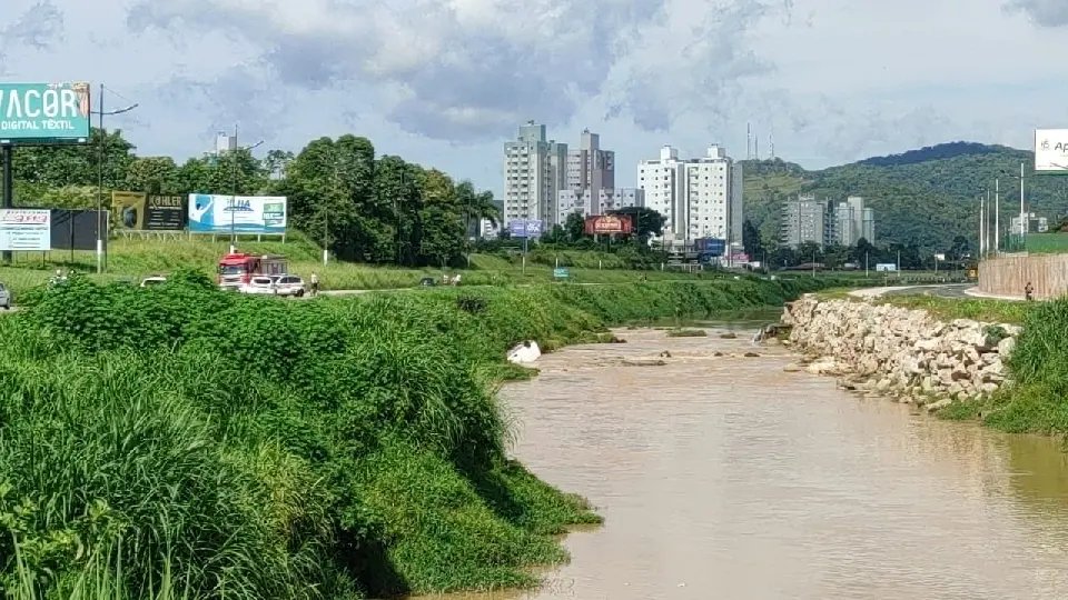 (V&iacute;deo) Quatro s&atilde;o encaminhados para hospital ap&oacute;s nova queda de carro no rio Itaja&iacute;-Mirim