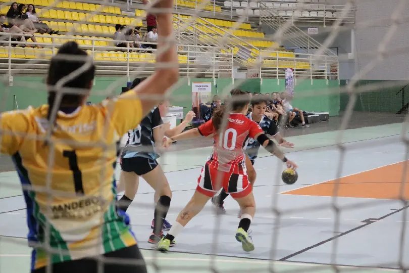 Meninas do handebol de Brusque estarão em quadra hoje