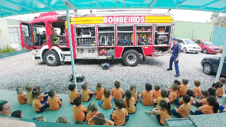 Estudantes aprendem rotina de trabalho dos bombeiros