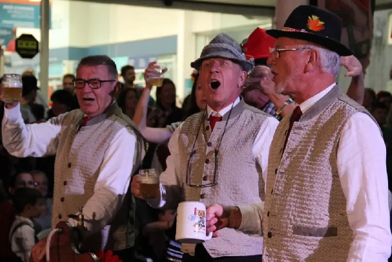 Desfile lotado, barril sangrado, chope gelado: começou a Fenarreco 