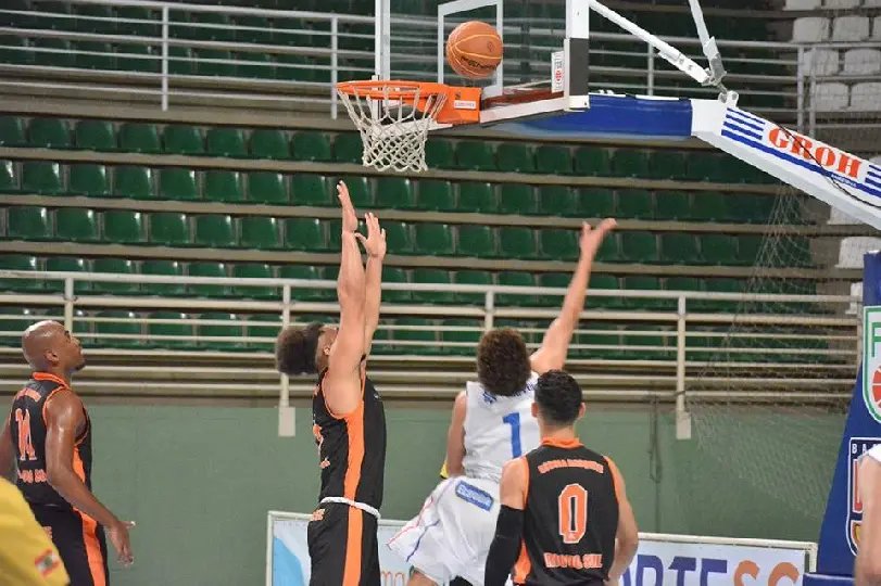 Brusque Basquete faz confronto de líderes contra Joinville hoje