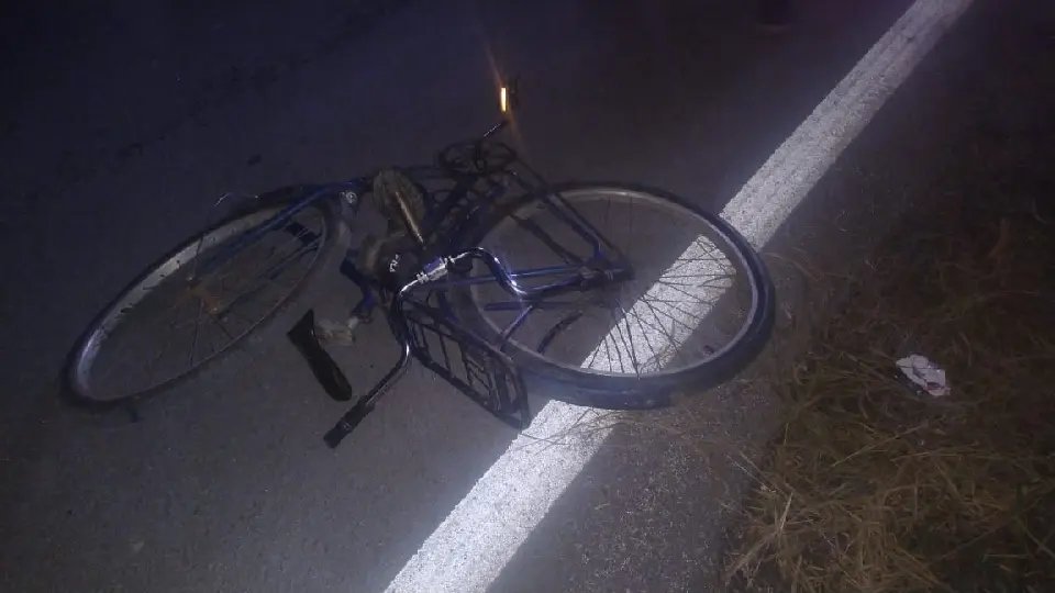 Duas crian&ccedil;as ficam feridas na colis&atilde;o de carro com bicicleta