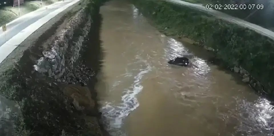 (V&iacute;deo) Momento que motorista cai no rio Itaja&iacute;-Mirim &eacute; captado por c&acirc;meras