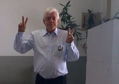 Candidato Dr. Jonas vota no Maluche