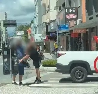 (V&iacute;deo) C&acirc;meras flagram discuss&atilde;o e briga, no Centro de Brusque