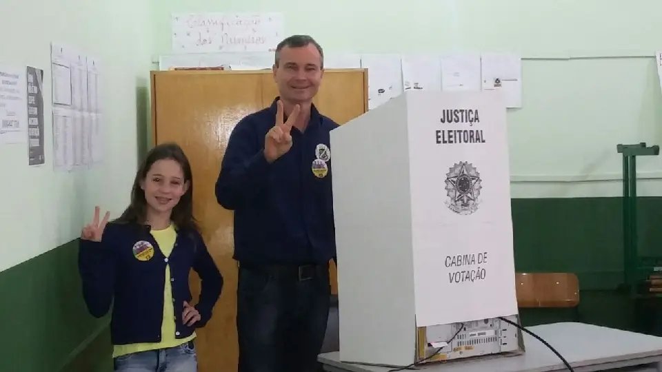 Gustavo Halfpap vota acompanhado da filha