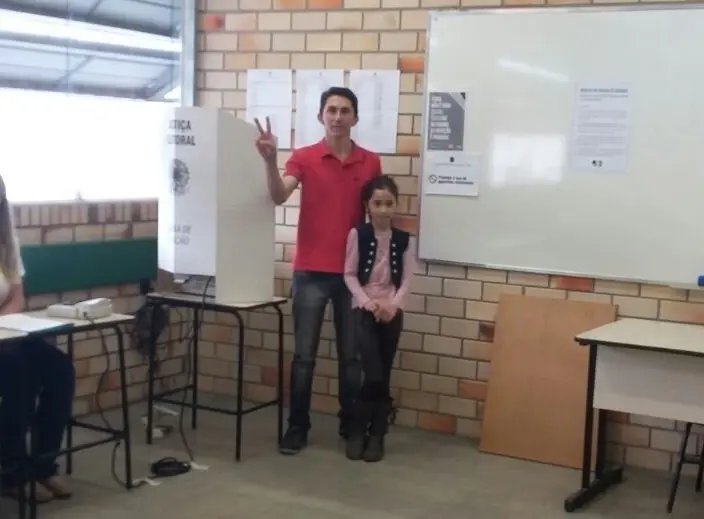 Candidato Chico Cordeiro vota no Santa Terezinha