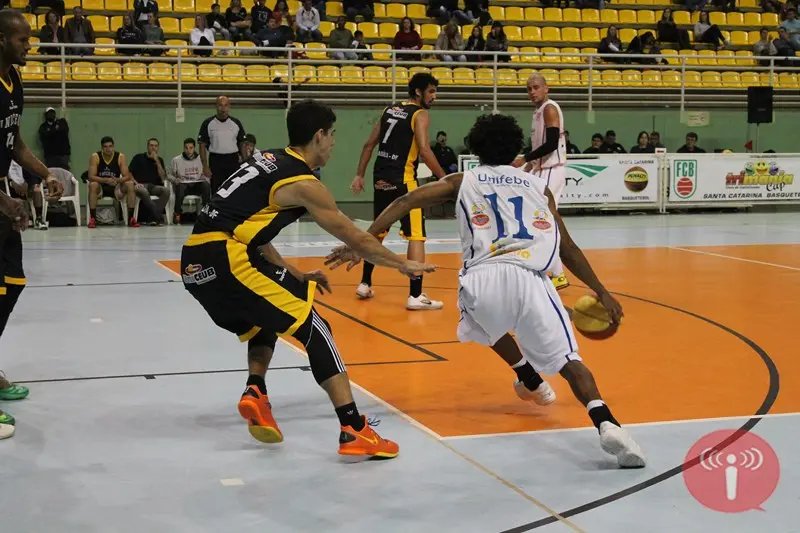 AD Brusque estreia em casa