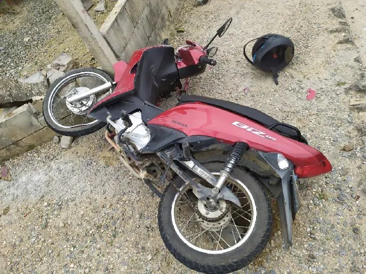 Colis&atilde;o com carro deixa motociclista ferido no bairro Thomaz Coelho