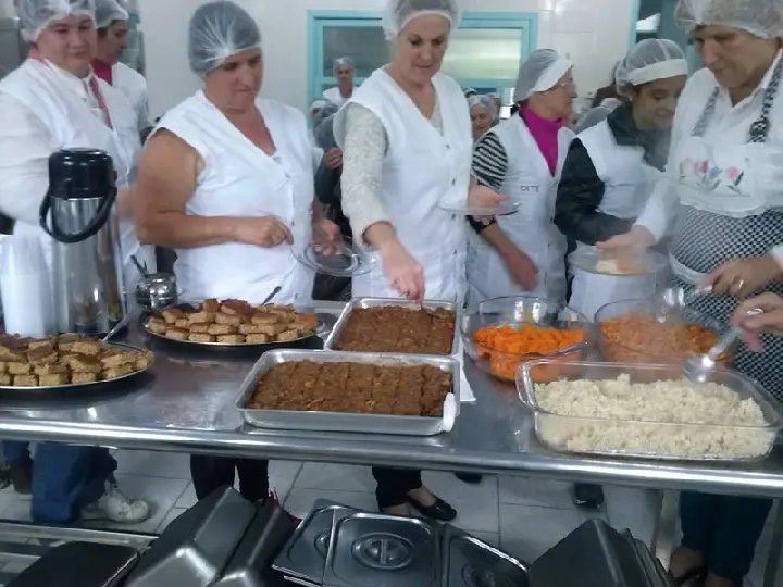 Merendeiras e professores passam por capacitação