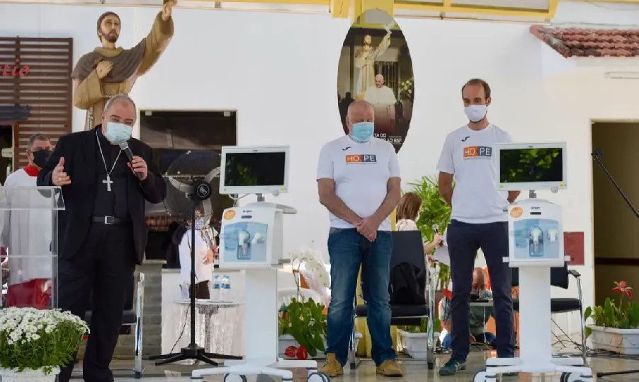 Papa Francisco doa equipamentos para tratamento da covid-19