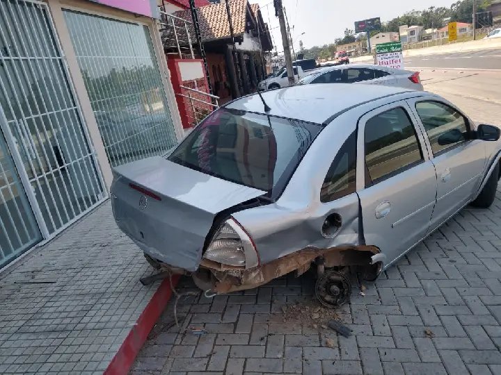 Carro colide contra ve&iacute;culos parados